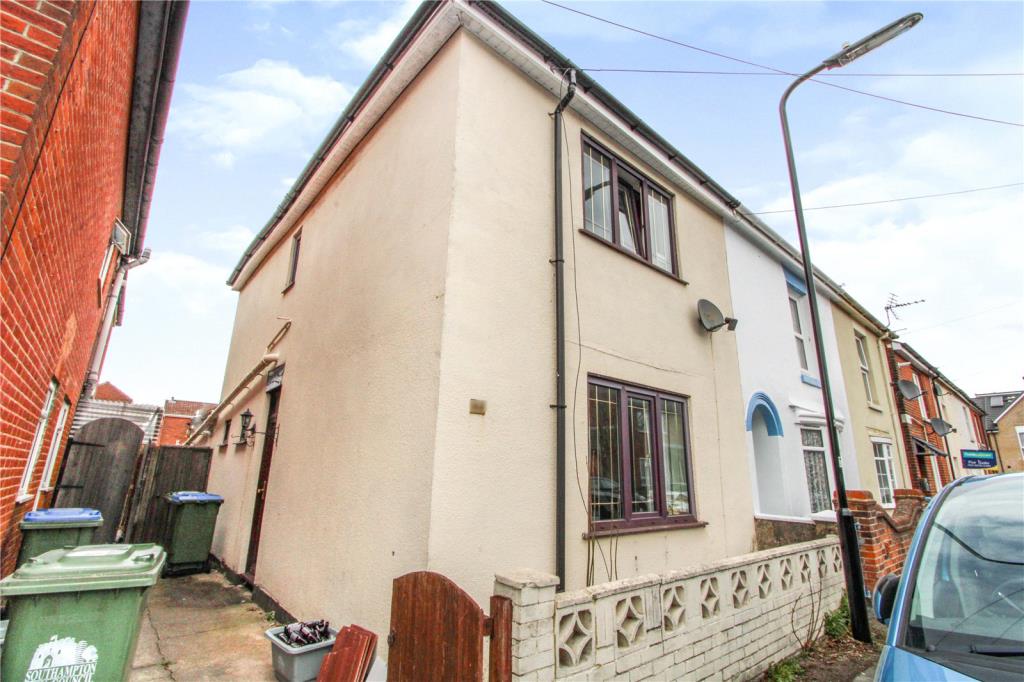 Lot: 14 - THREE-BEDROOM HOUSE - 